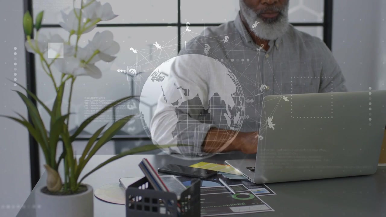 Uomo maturo che appoggia le mani sul laptop, un HUD a globo olografico si anima sopra le mani, documenti finanziari.