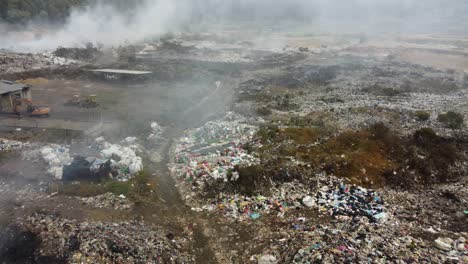 gestión de basura: quemas de basura en un vertedero en guatemala