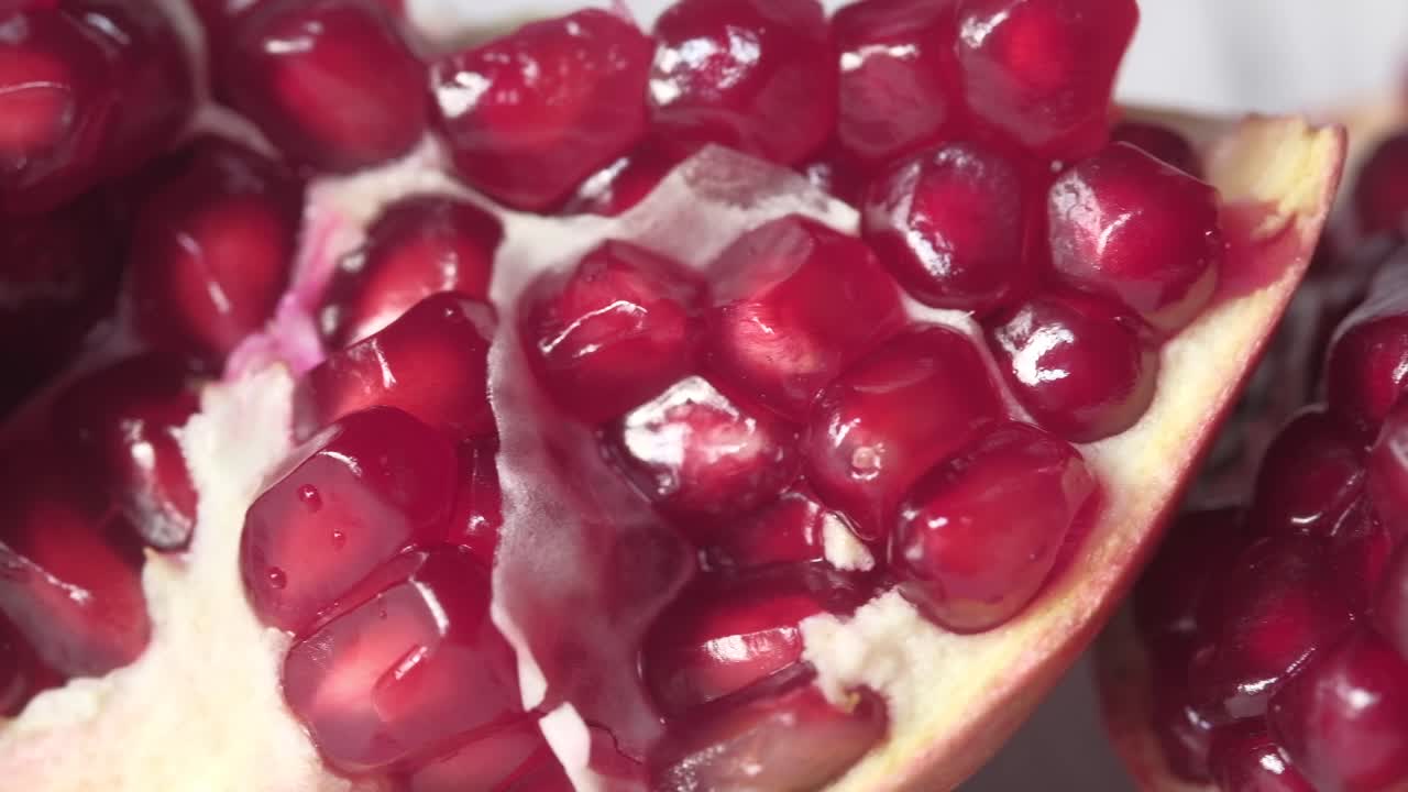 Nærbillede af granatæblekerner