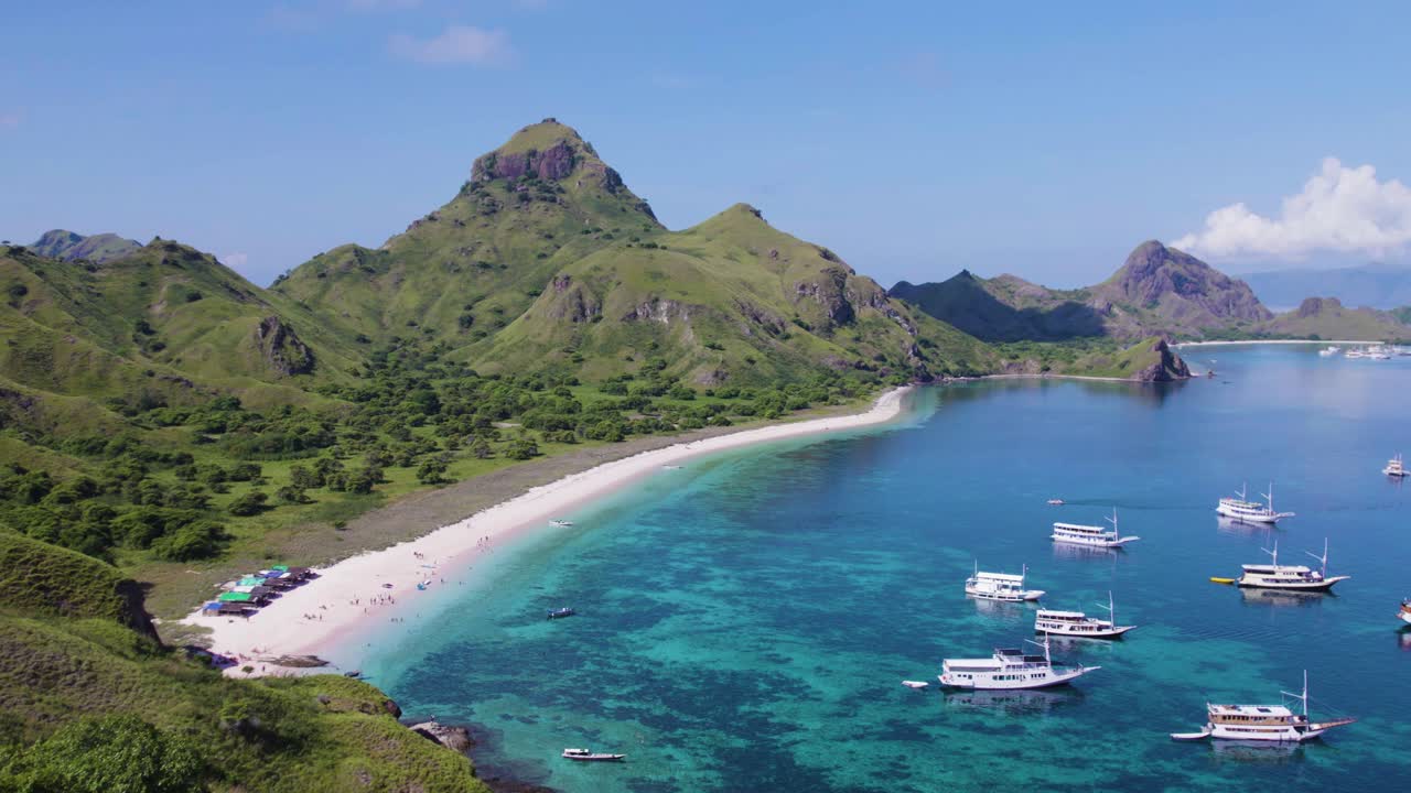 el pintoresco paraíso de la playa en la isla de komodo en indonesia - aero 4k