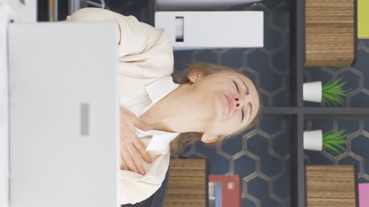 심장마비를 겪고 있는 사업가의 수직 영상입니다.