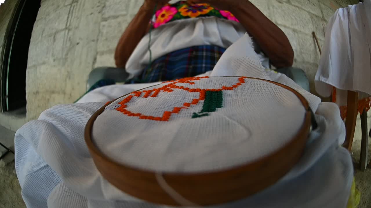 Persona indigena che esegue lavori di ricamo