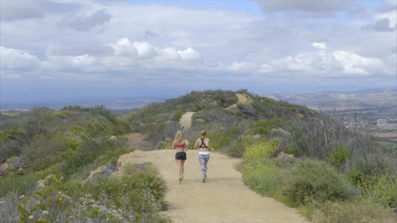 산 정상에서 달리는 두 소녀