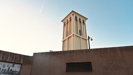 Torre-De-Viento-Tradicional-En-La-Antigua-Casa-Tradicional-Emiratí-Al-Seef-Dubai-Es-Un-Lugar-De-Antiguos-Edificios-Arquitectónicos,-Casas-Y-Tiendas-Tradicionales-Emiratíes