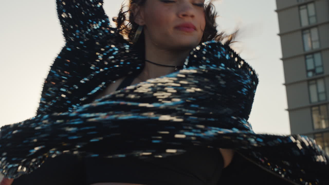 옥상에서 춤을 추는 아름다운 여성 젊은 브라질 여성은 해가 지는 도시에서 라틴 댄스 동작을 수행합니다.