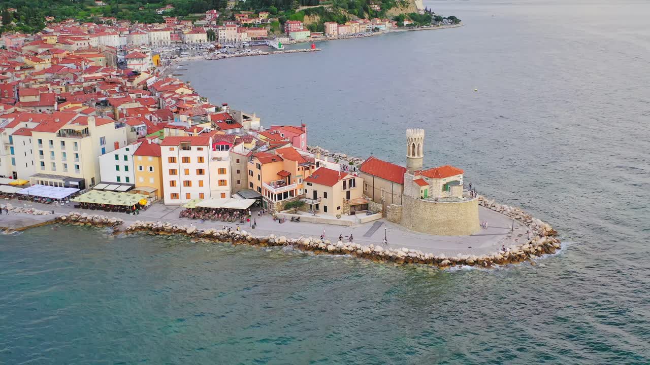 Vista cinematografica della passeggiata di Pirano in una giornata di sole. Ripresa aerea in avanti