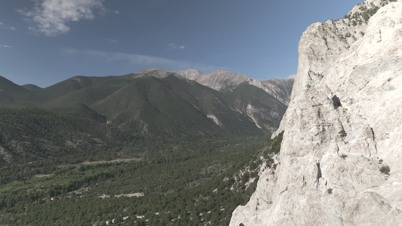 Paesaggio ripreso da drone delle Scogliere di Gesso in Colorado, Catena del Sawatch.