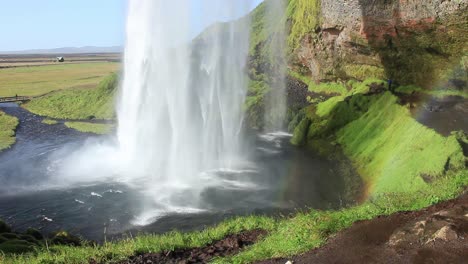 Cascada-Islandesa,-Seljalandsfoss-En-El-Sur-De-Islandia