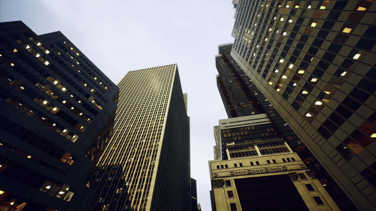 높은 도시 건물 들 이 도시 에서 황혼 에 구름 이 가득 한 하늘 을 향해 아오르고 있다