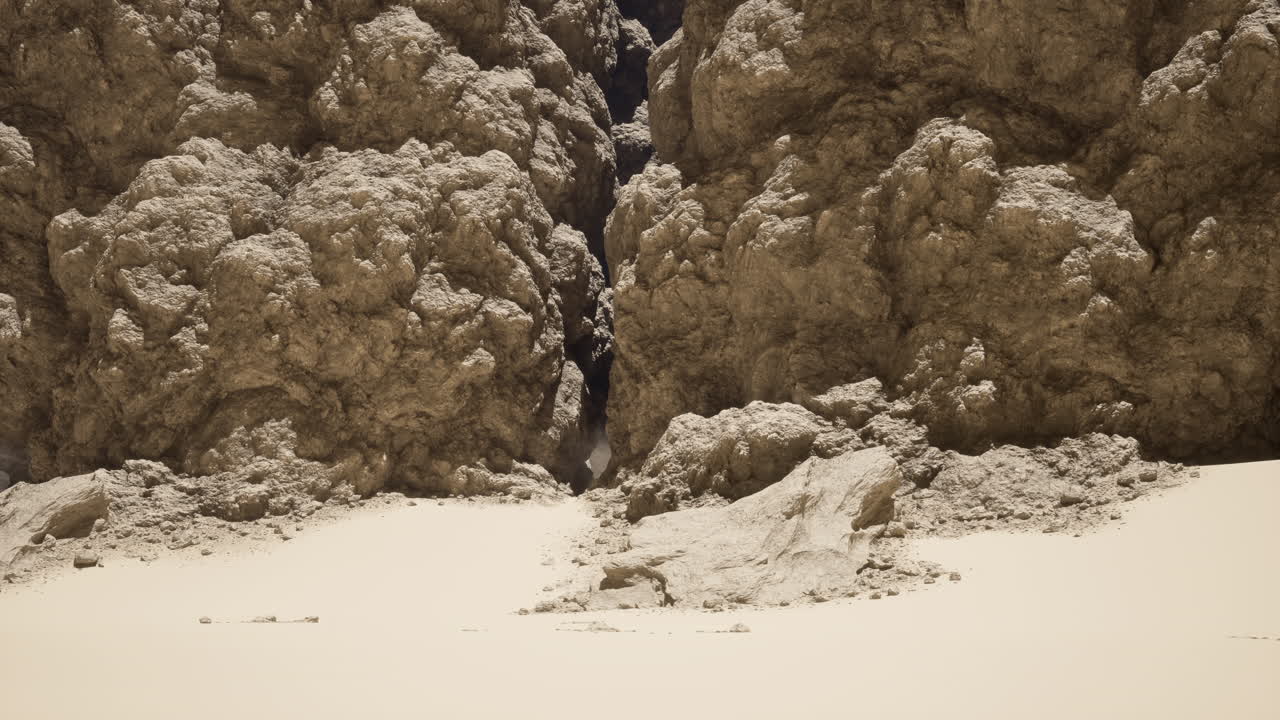 가파른 벽과 모래 바닥이 있는 거친 협곡