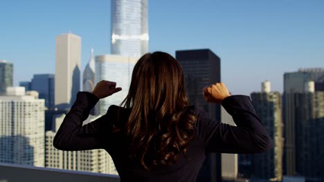 mujer latinoamericana celebrando el éxito empresarial con vistas a chicago
