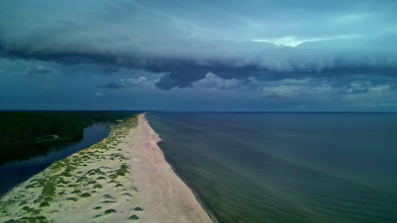 Cảnh quay bằng drone những đám mây bão trên biển với cồn cát trước một cơn bão.