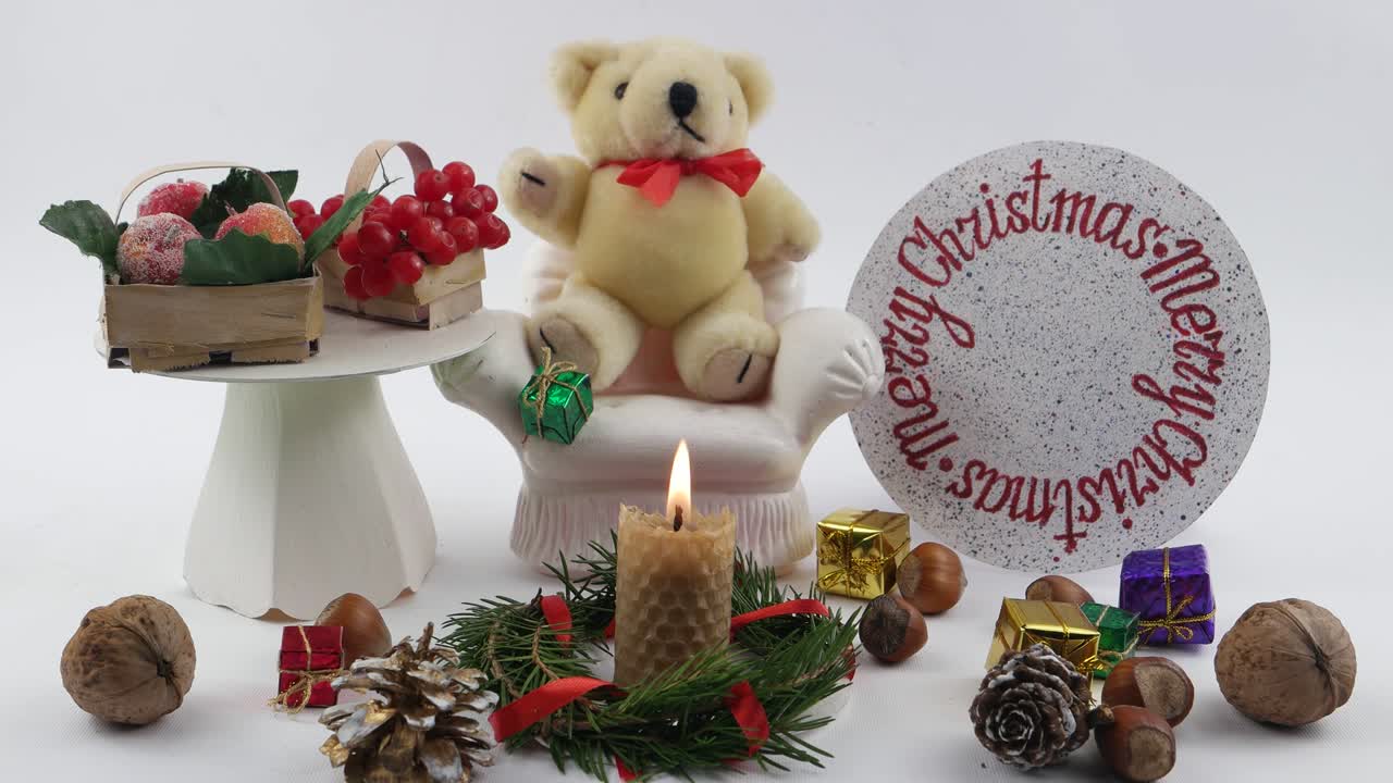 테디 베어와 크리스마스 장식, 색 배경, 어린이 장식