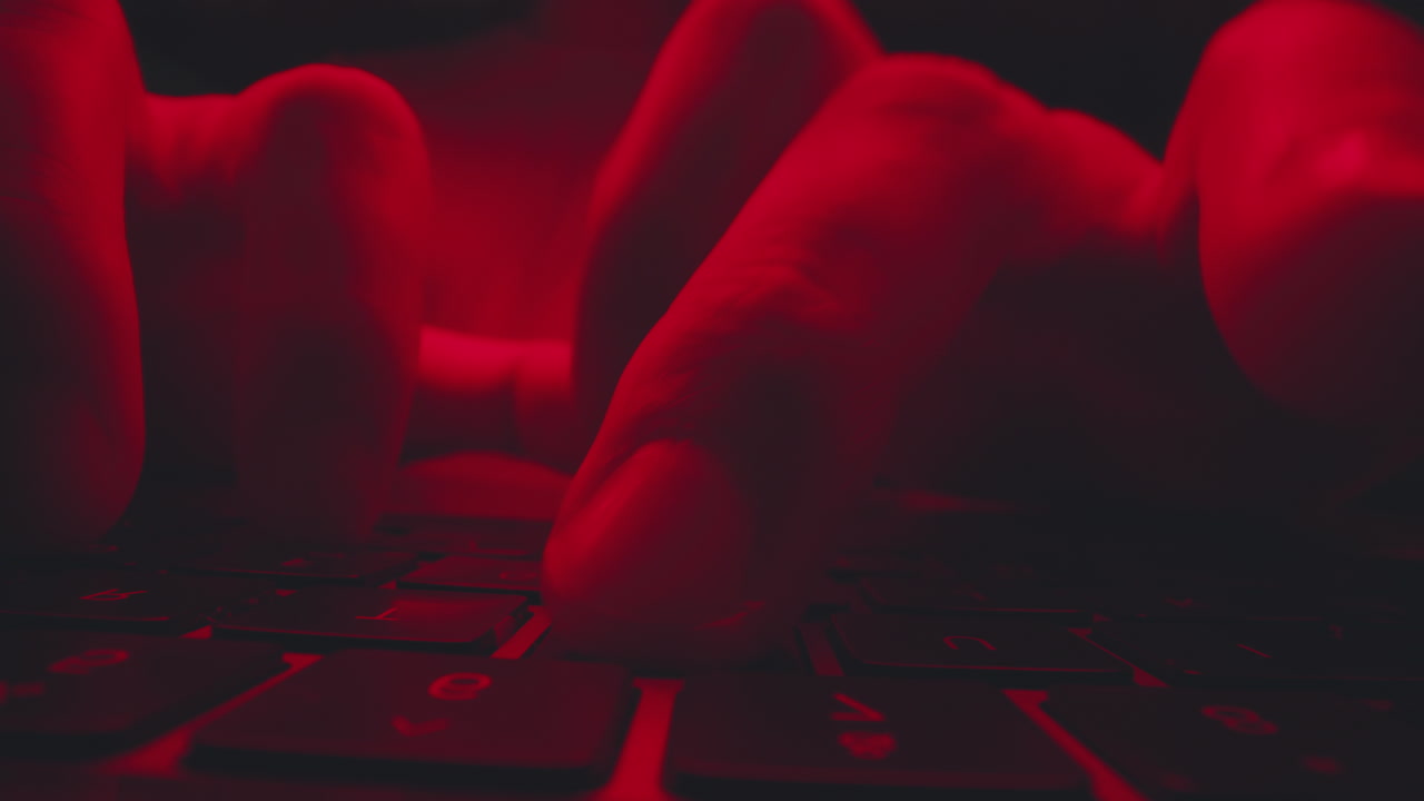 밤에 키보드에서 타이핑하는 사람