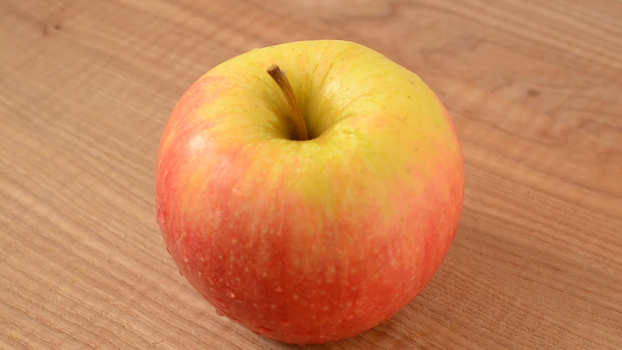Æble på et bræt. Optagelse i bevægelse