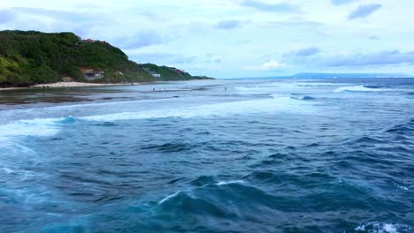 Volando-Sobre-La-Pintoresca-Playa-De-Mount-Umbrella-En-Bali,-Indonesia---Disparo-De-Un-Dron