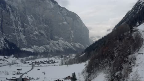 Antena-De-Drones-De-Lauterbrunnen-Rodeada-Por-La-Montaña-Eiger-En-Los-Alpes-Suizos