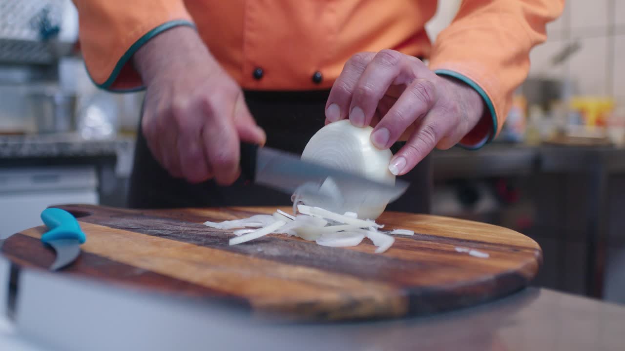 повар нарезает лук
