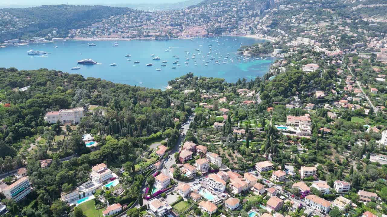 Vista aerea ascendente di Beaulieu-sur-Mer Francia, con Villefranche-sur-Mer sullo sfondo