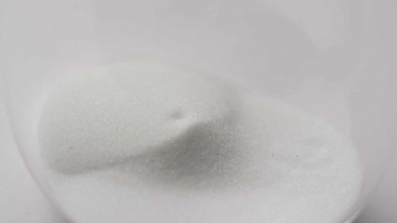 모래 를  ⁇ 는 모래 시계 의 클로즈업 영상,  ⁇  배경 에 있는 공간 을 복사