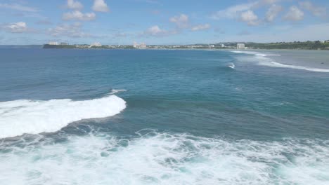 Surfer-Verlässt-Ein-Fass-In-Der-Nähe-Von-Tamuning-Guam