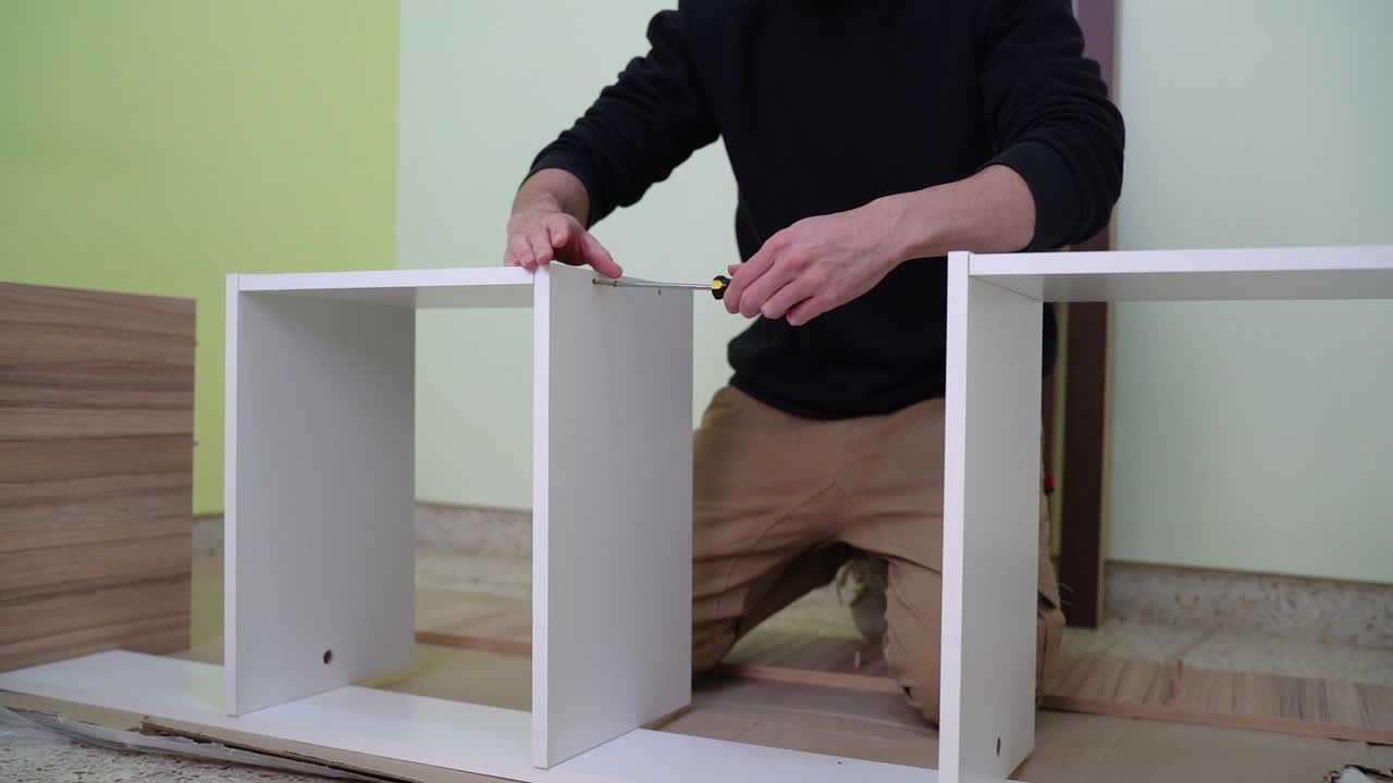 집을 개선하는 성인으로서 책상 가구를 만들려고 하는 것, 잠겨있는 것