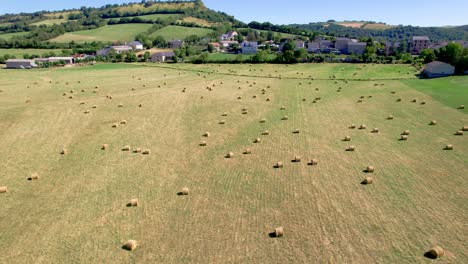 Fardos-De-Heno-En-El-Campo-En-La-Campiña-Francesa,-Aveyron-En-Occitania,-Sur-De-Francia