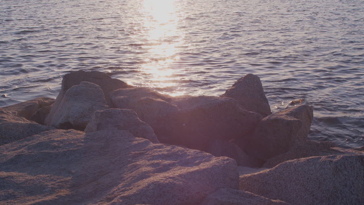 태평양에 햇살이 비치는 바위