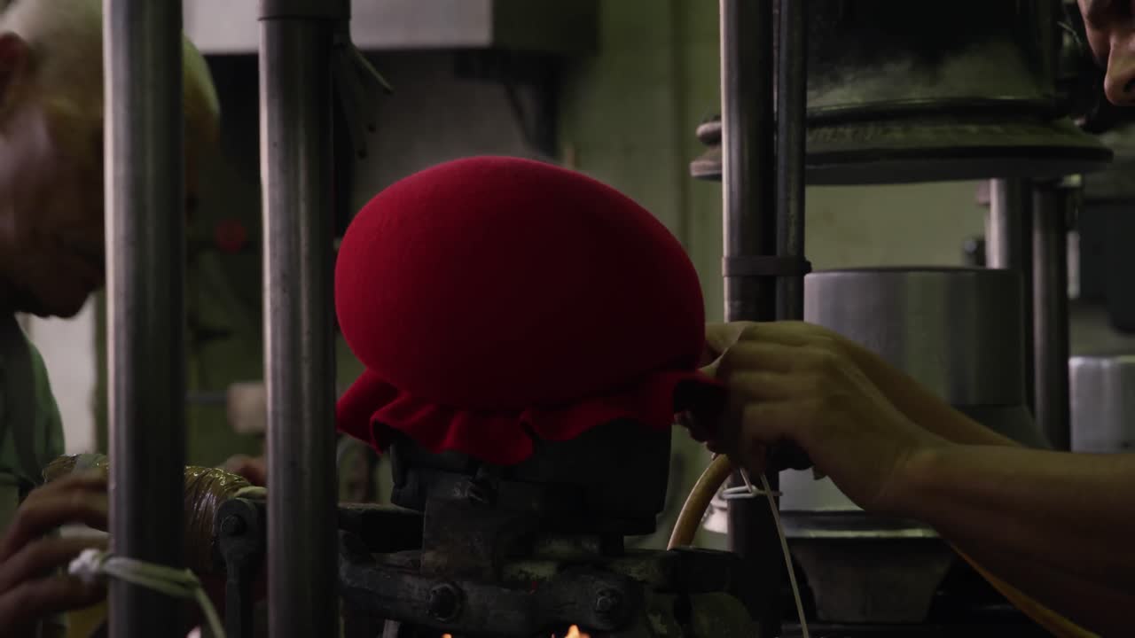 모자 공장에서 일하는 혼성 인종 여성