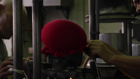mujer de raza mixta trabajando en una fábrica de sombreros