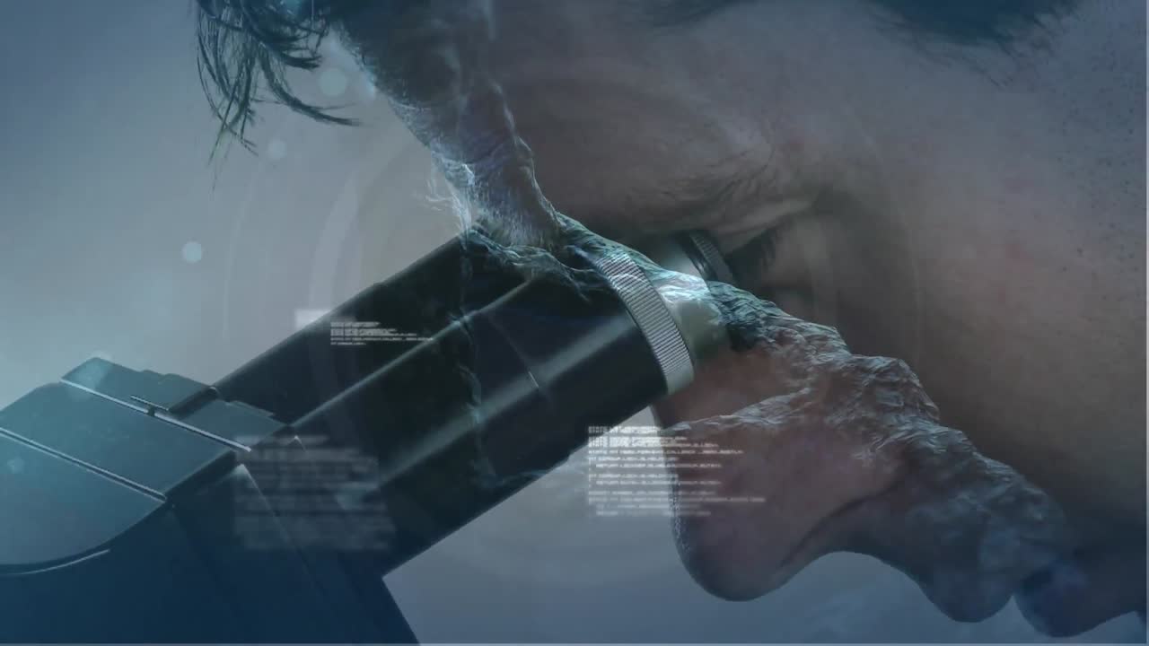 현미경으로  ⁇ 플을 분석하는 과학자