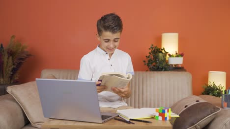 El-Niño-Está-Muy-Feliz-De-Leer-Libros.