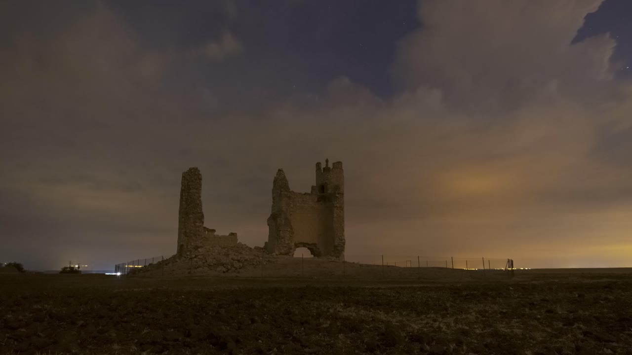 ruinas del castillo contra el cielo tormentoso