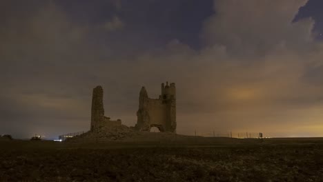 Burgruine-Vor-Stürmischem-Himmel