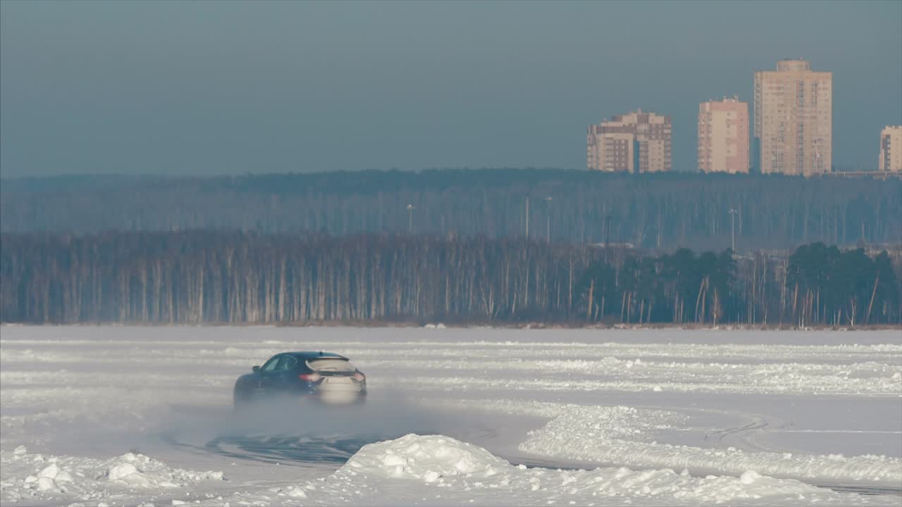 coche a la deriva en el lago congelado