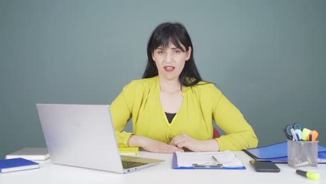 Negative-expression-of-woman-using-laptop.