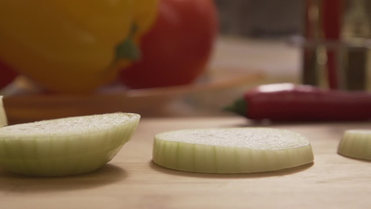 preparando verduras en una tabla de cortar de madera