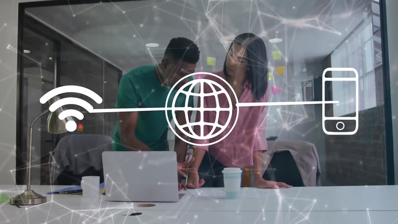 animación de la red de conexiones, iconos digitales sobre hombres y mujeres diversos discutiendo en la oficina