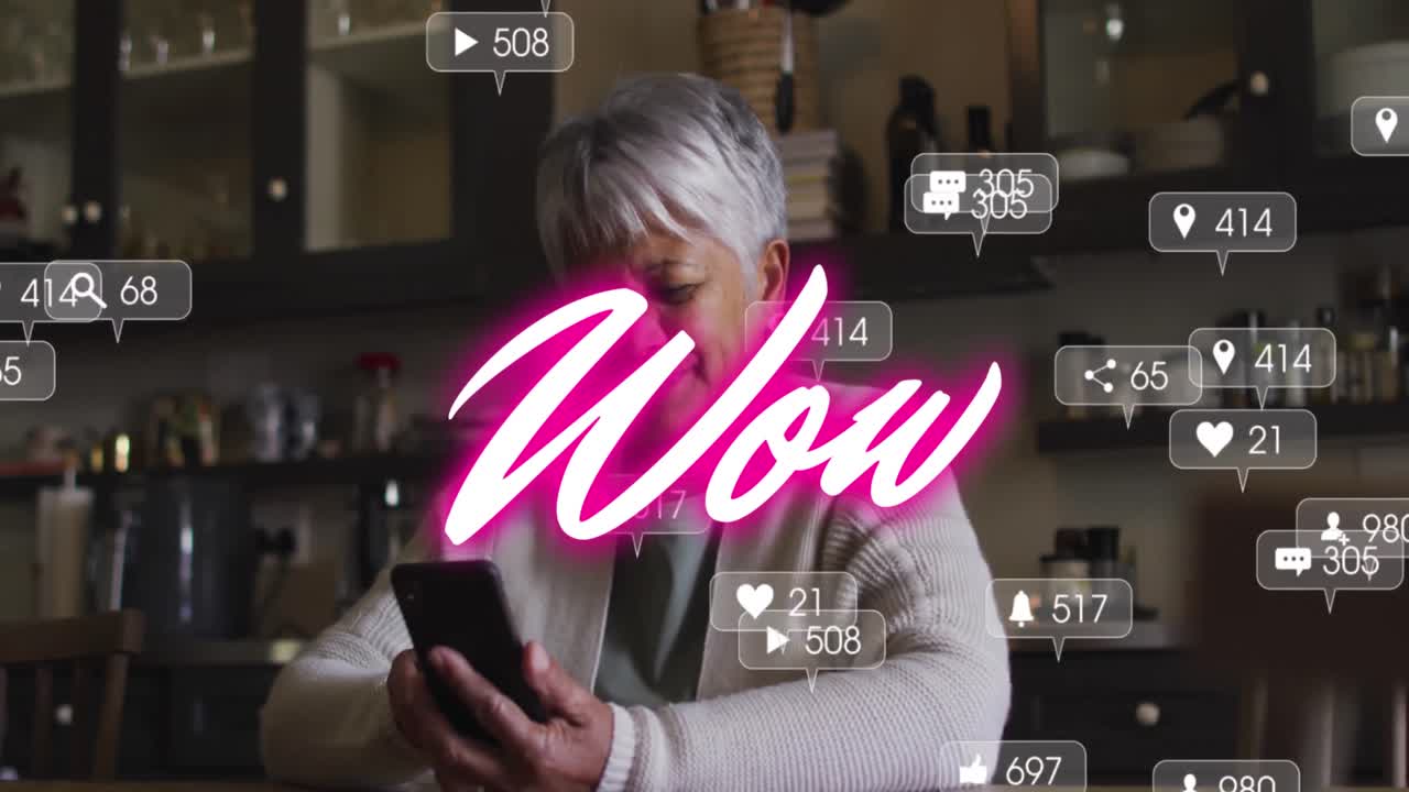 텍스트의 애니메이션, 와우, 상점에서 스마트폰을 사용하는 웃는 여성에 대한 소셜 미디어 알림과 함께