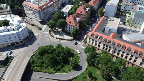 Vista-Aérea-Del-Castillo-De-Bratislava-Y-El-Casco-Antiguo-Durante-El-Día,-Vista-Aérea-De-Drones-4k-Que-Establece-Una-Toma-De-La-Capital-Europea-Eslovaca-Durante-El-Verano,-Vista-Impresionante-Del-Punto-De-Referencia