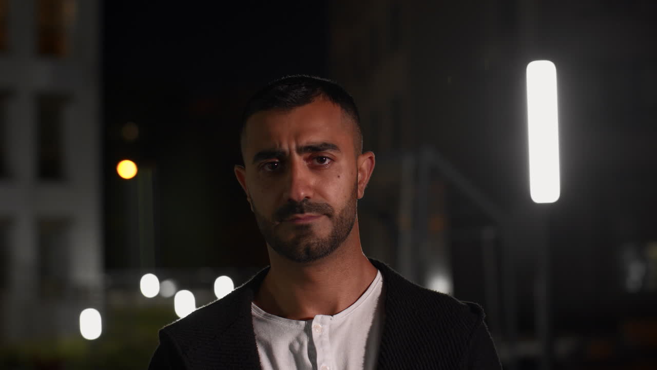 hombre en la ciudad por la noche