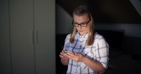 Businesswoman-Using-Mobile-Teléfono-In-Office