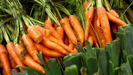 Primer-Plano-De-Verduras-En-La-Sección-Orgánica