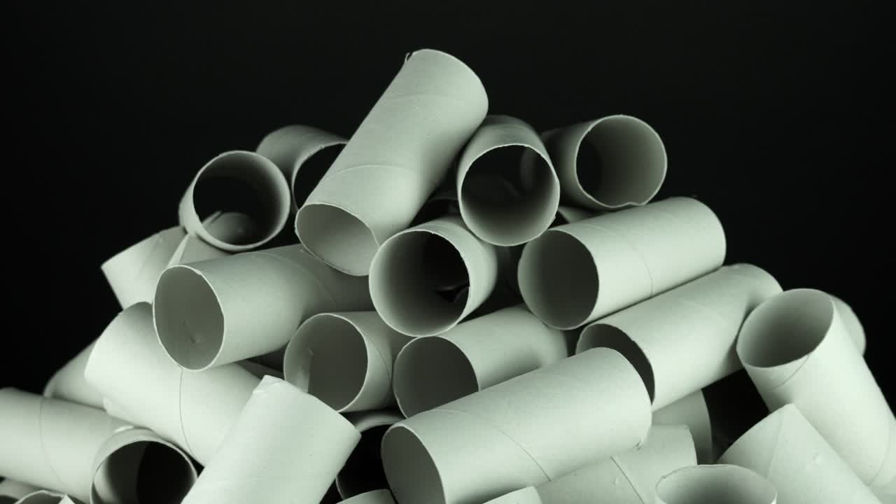 rollos de papel higiénico vacíos, el concepto de diarrea, estreñimiento, intestino irritable, dolor de estómago. representación de gastritis, dolor abdominal o menstrual, dolor estomacal, dolor menstrual, síndrome premenstrual pms.