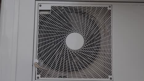 primer plano de la parrilla del ventilador de una unidad de aire acondicionado