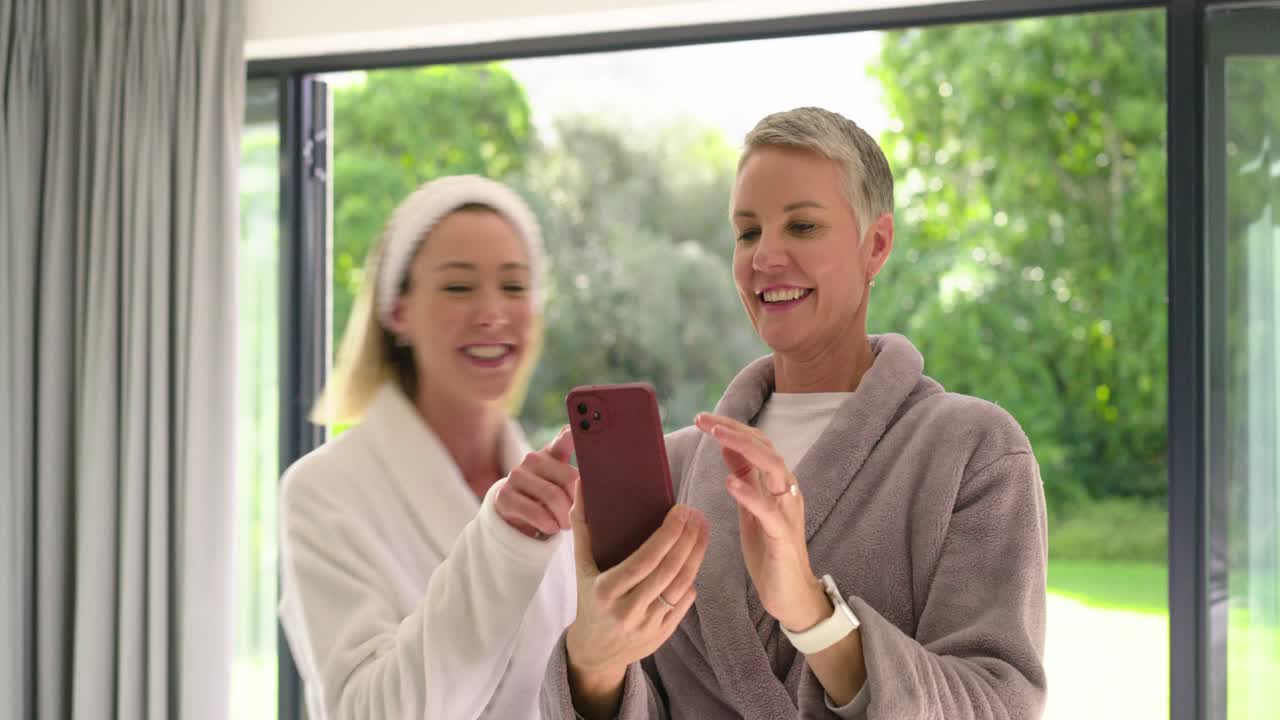 Amiche che salutano una porta scorrevole in vetro, mentre tengono in mano il telefono e sfogliano le foto