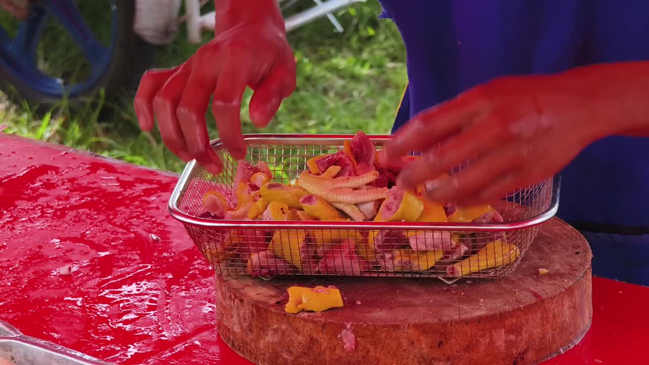 preparando patas de pollo en un mercado