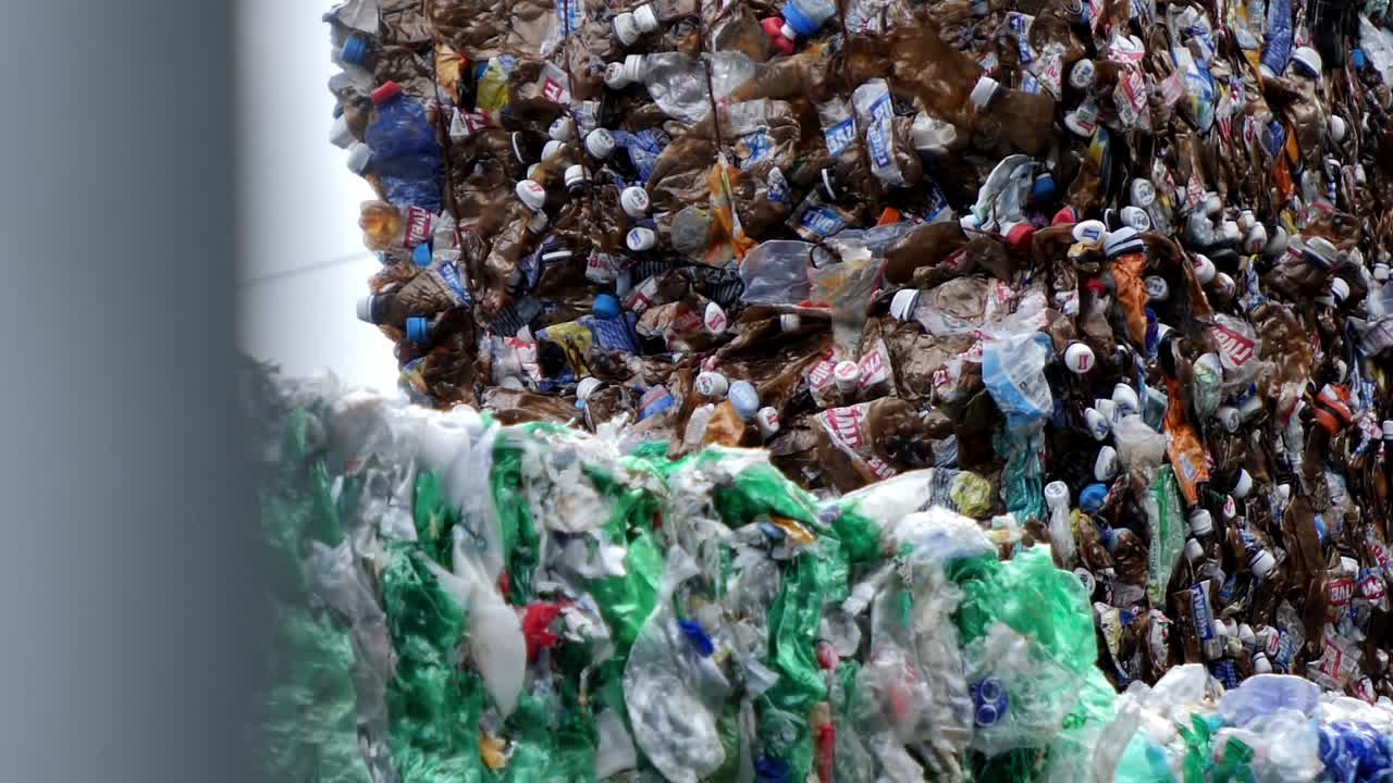 cubos de botellas de plástico comprimidas en la empresa de reciclaje