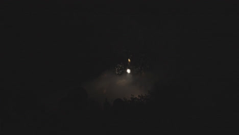 increíble amplia toma de luces de fuegos artificiales en el cielo de una ciudad en españa en una noche nublada