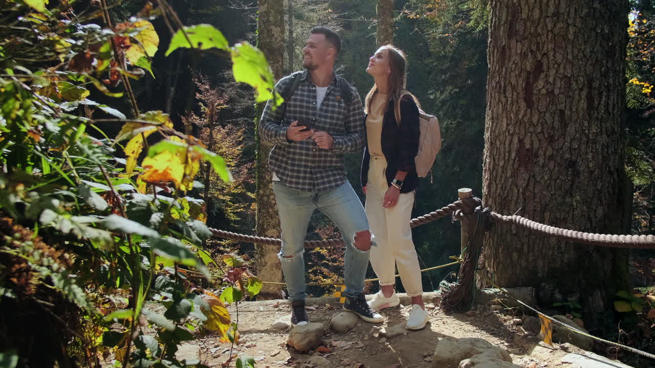 pareja de senderismo en el bosque de otoño